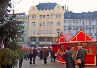 Le marché de Noël installé sur la Place principale de Bratislava